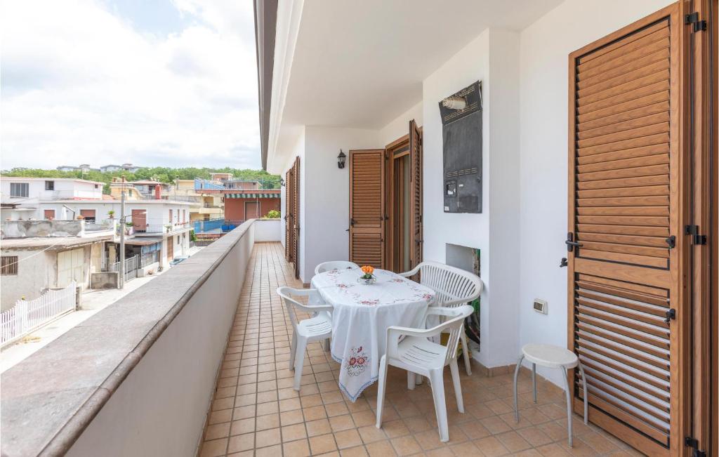 un tavolo e sedie sul balcone di una casa di Amazing Apartment In Palma Campania With Kitchen a Palma Campania