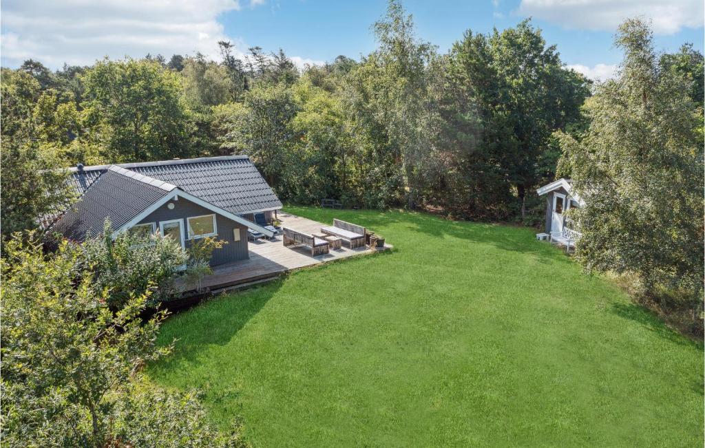 uma vista aérea de uma casa com um grande pátio em Gorgeous Home In Sjllands Odde With Wifi 