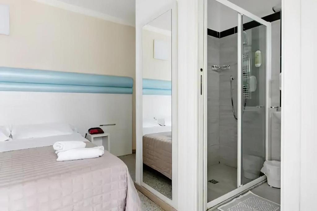 Koupelna v ubytování Hotel Villa Argia Rimini Marina Centro