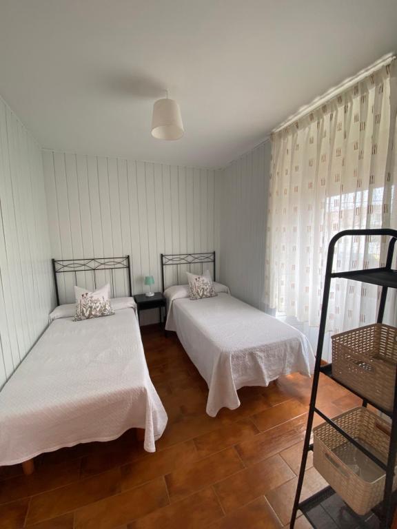 A bed or beds in a room at Casa A Illa de Arousa
