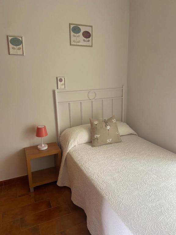A bed or beds in a room at Casa A Illa de Arousa