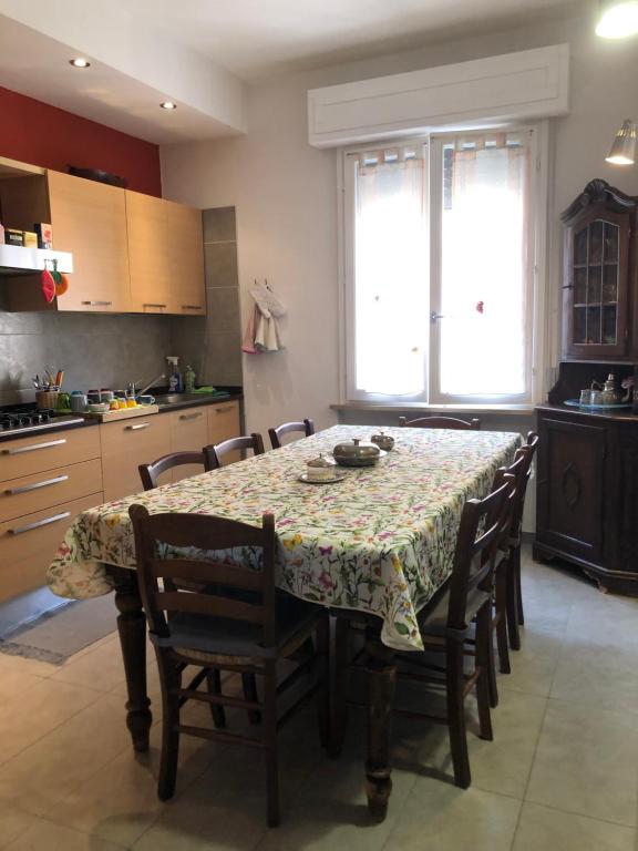 una cucina con tavolo, sedie e tovaglia di Appartamento casa sul fiume a Parma