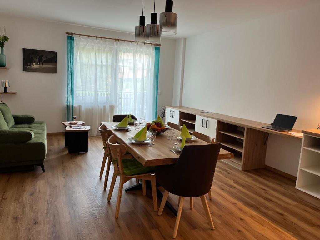 Ausserfragant的住宿－Appartement NaMoll，客厅配有木桌和椅子