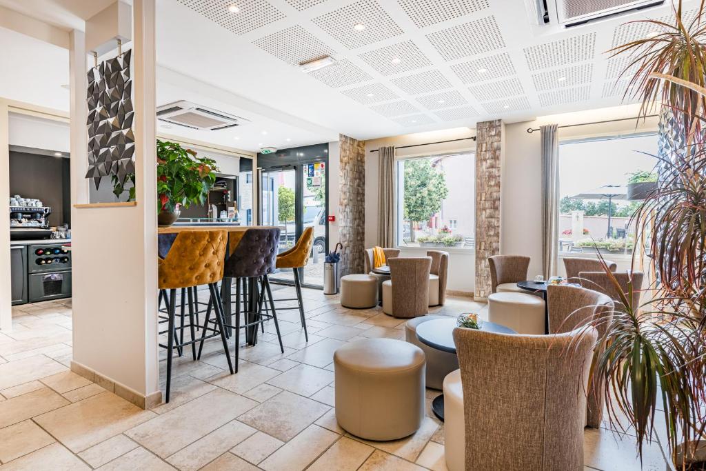 Kuchyň nebo kuchyňský kout v ubytování Le Place Neuve