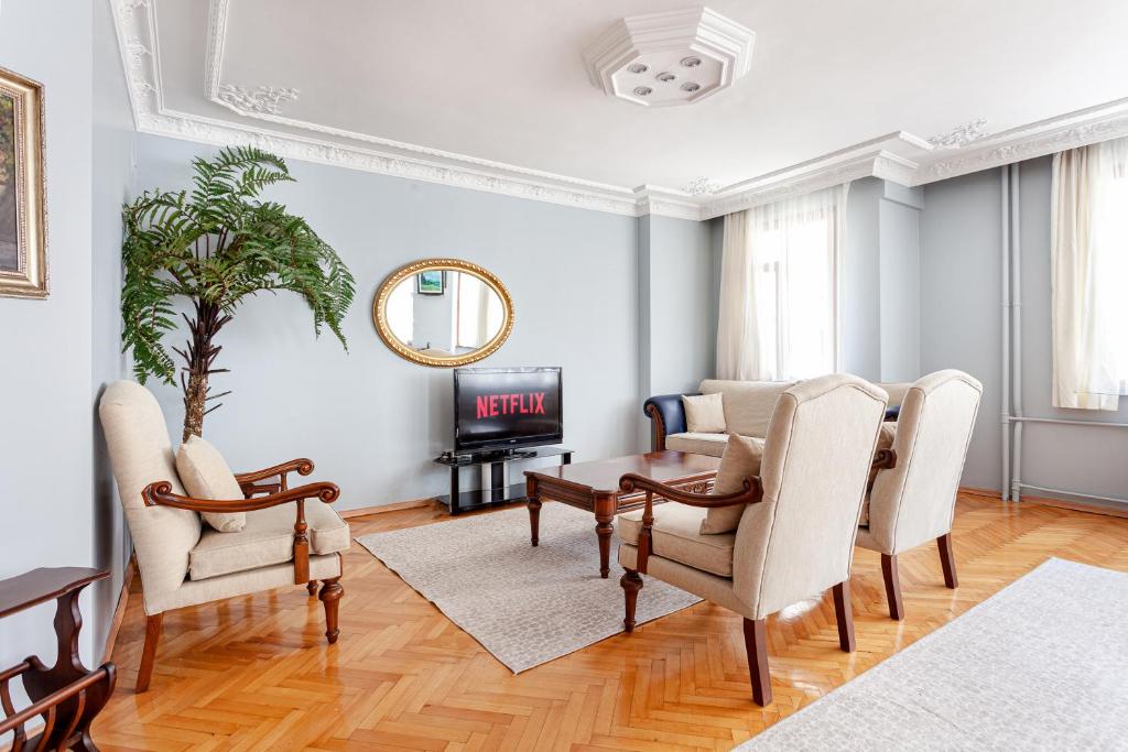 Large 3BR Flat in Osmanbey, Sisli, w/Lift & AC