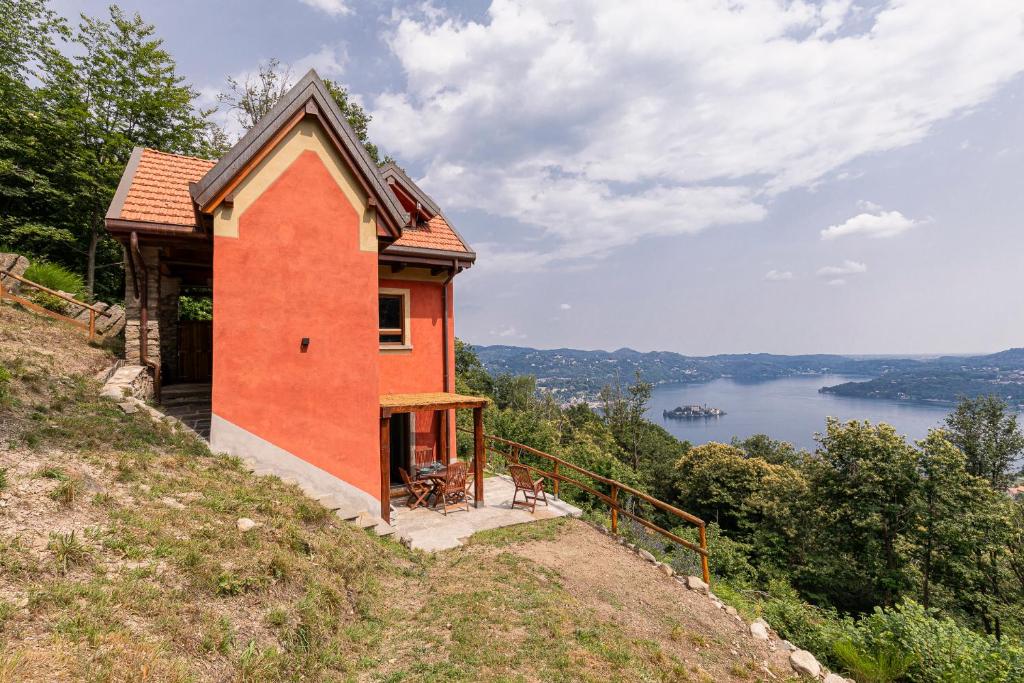 una casa en una colina con vistas a un lago en Casa Belvedere Egro - tiny house, en Cesara