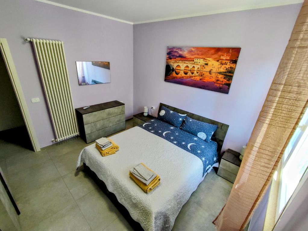 En eller flere senger på et rom på Villa Paoletti, appartamento confortevole nel cuore di Gradara