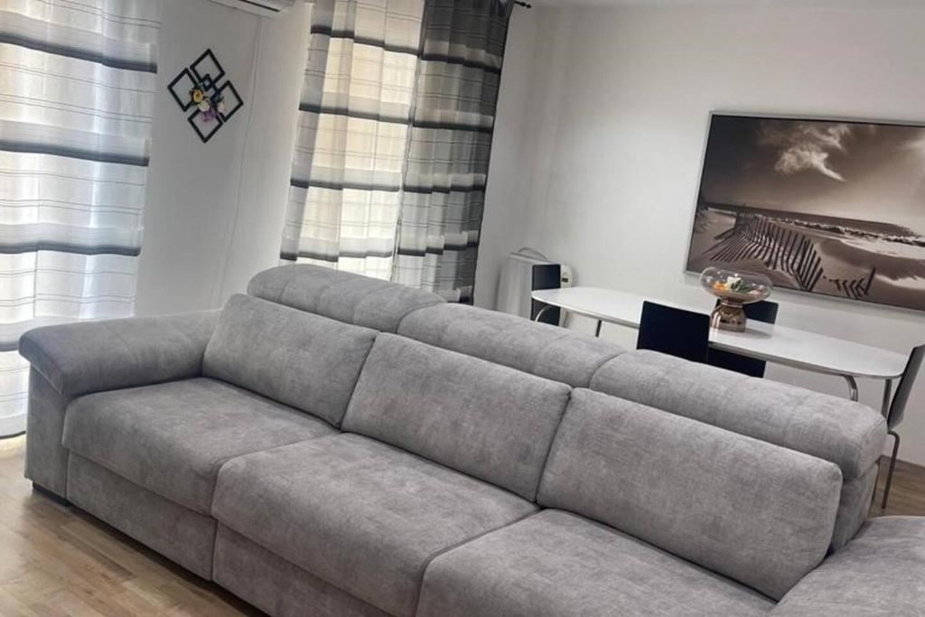 Amplio apartamento en Crevillente في كريفايلنت: غرفة معيشة مع أريكة وطاولة
