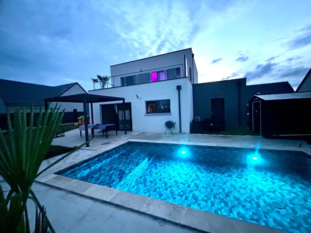 Bazén v ubytovaní Maison contemporaine en plein cœur de la Touraine alebo v jeho blízkosti