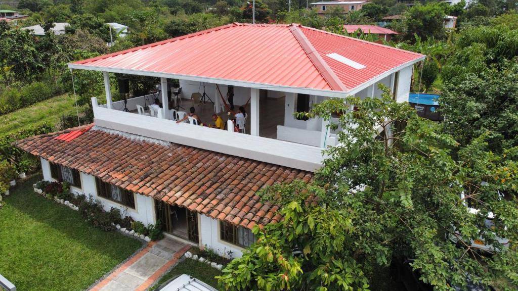 Casa Blanca في بالميرا: اطلالة جوية على منزل بسقف احمر