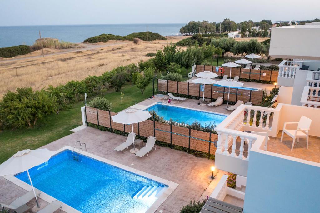 Bazén v ubytování RITA MARE seafront villas heated Pools nebo v jeho okolí