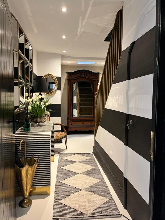 a hallway with a black and white striped wall at Château 9 Neuf in Newark-on-Trent