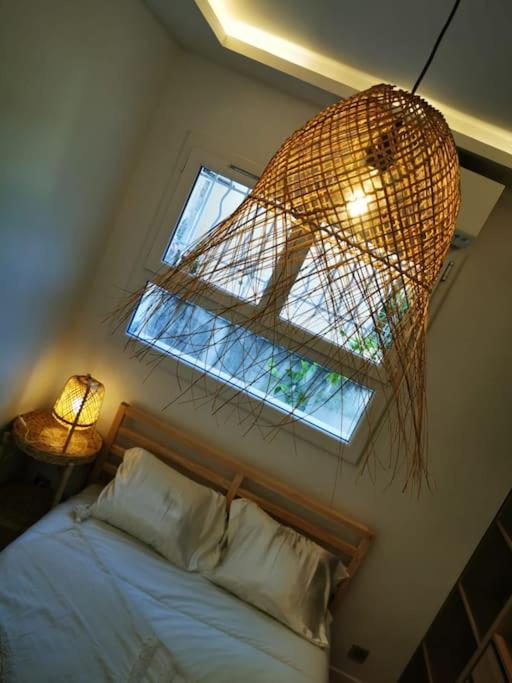 une chambre avec un lit et une fenêtre dans l'établissement 2 pièces Cozy, à Nice