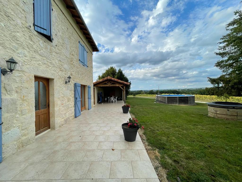 a walkway leading to a building with a yard at le Pigeonnier gersois in Condom