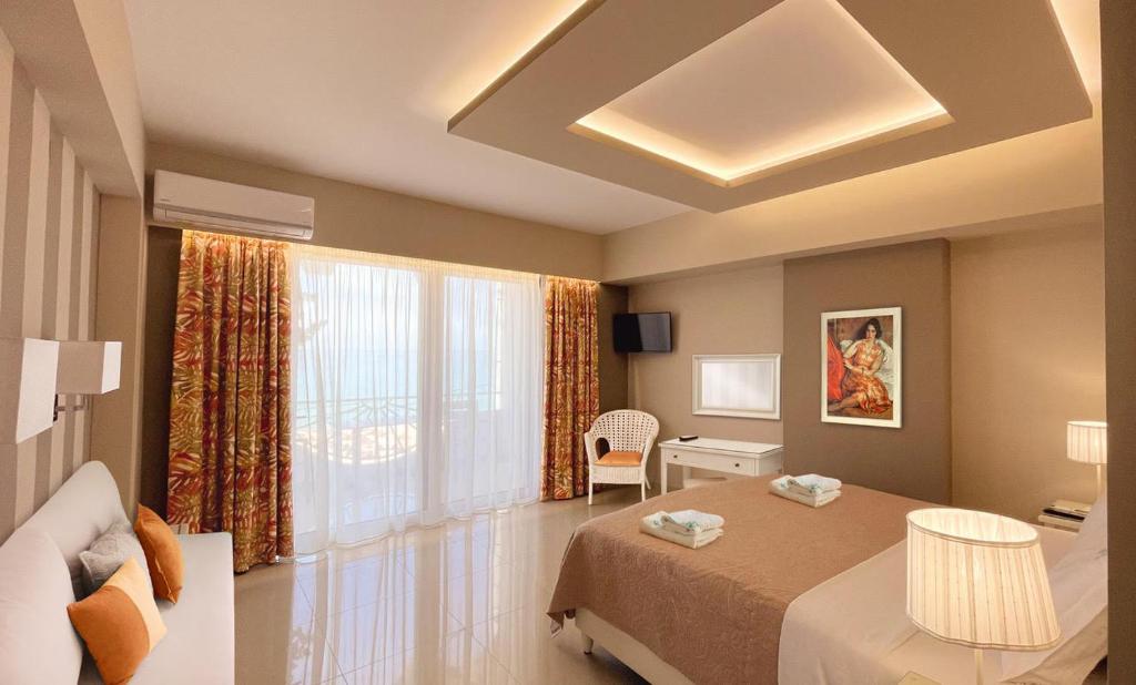 Кровать или кровати в номере Haris Hotel Apartments and Suites