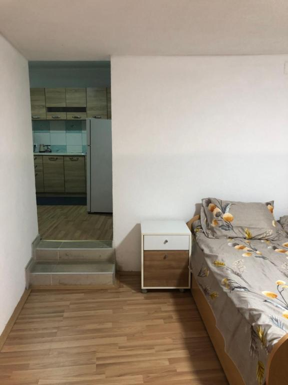 Petar Apartment في مافروفو: غرفة نوم صغيرة مع سرير وطاولة