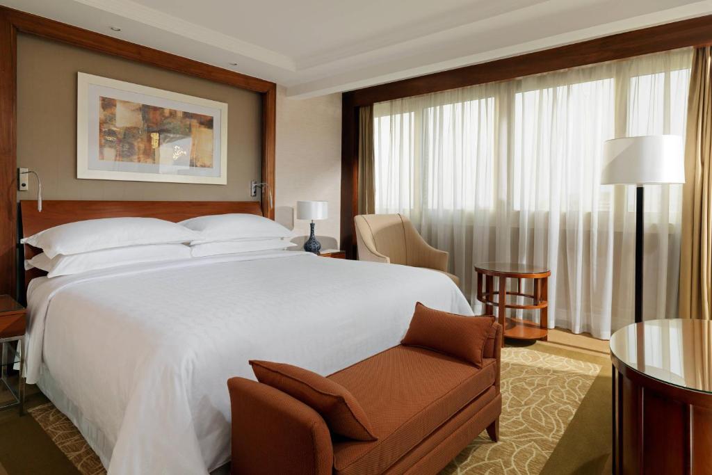 Postel nebo postele na pokoji v ubytování Sheraton Cairo Hotel & Casino