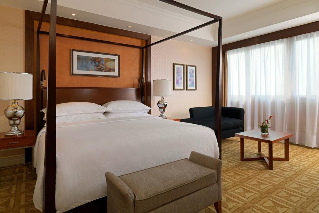 Postel nebo postele na pokoji v ubytování Sheraton Cairo Hotel & Casino