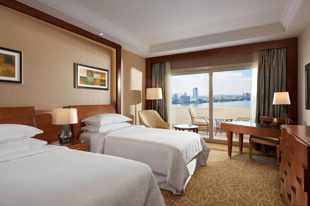 Postel nebo postele na pokoji v ubytování Sheraton Cairo Hotel & Casino