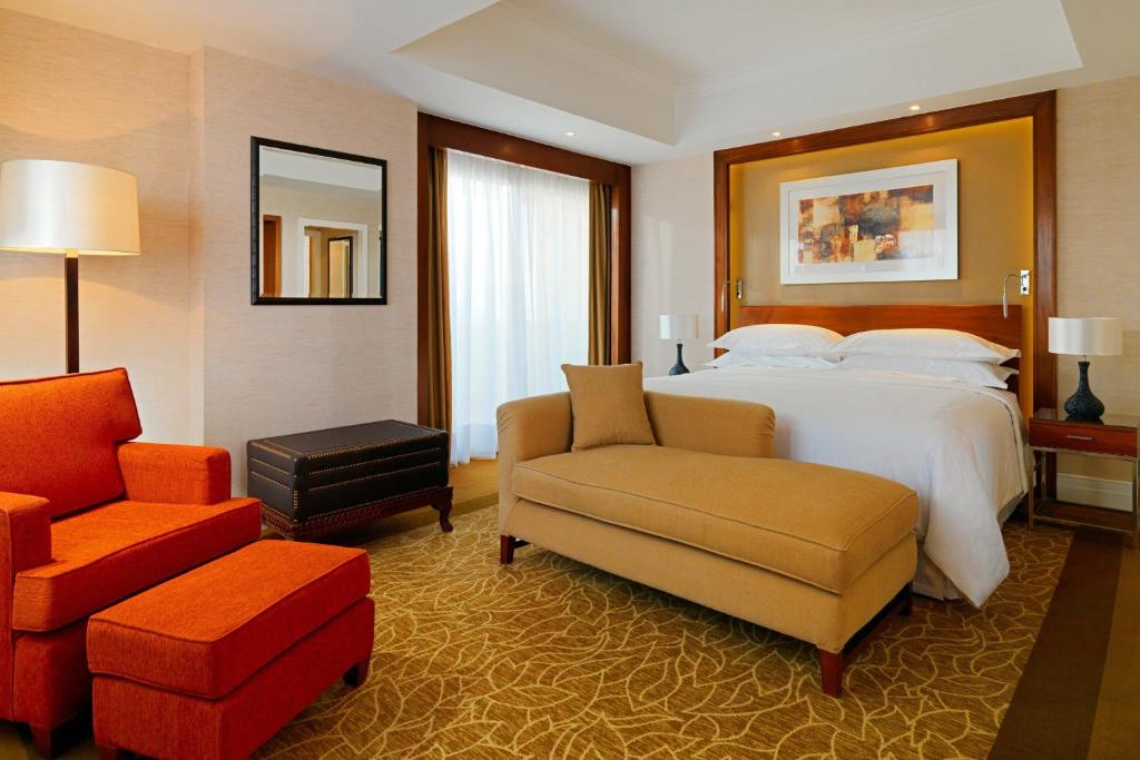 Postel nebo postele na pokoji v ubytování Sheraton Cairo Hotel & Casino