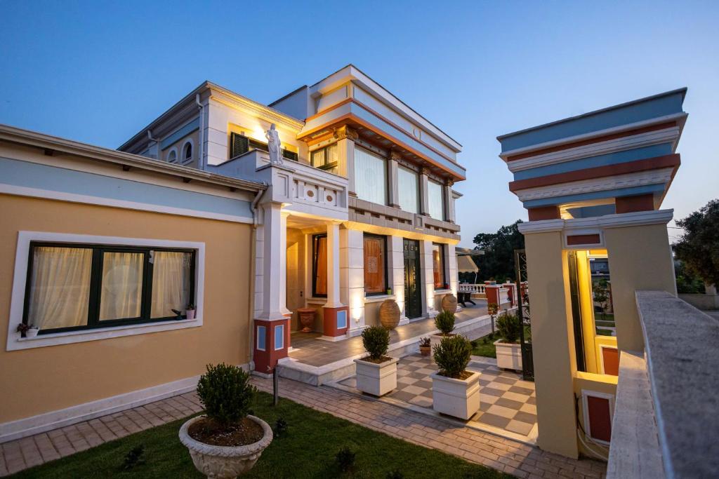 uma imagem de uma casa em REALE - Art Luxury Villa em Mitikas