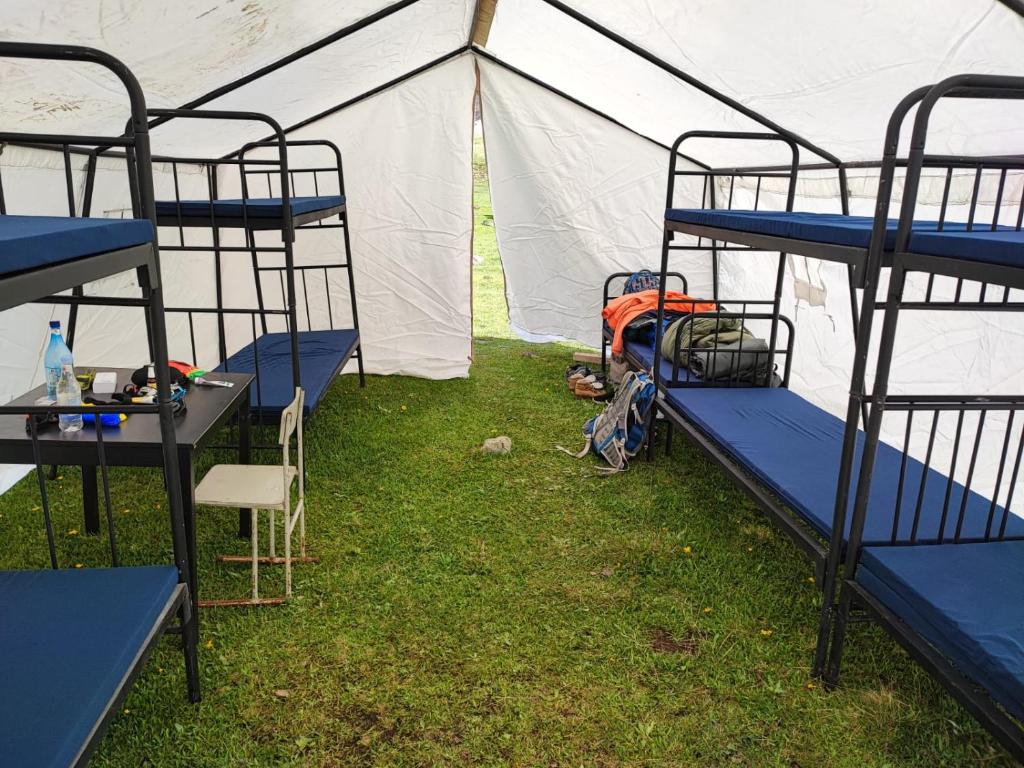 Palanda nebo palandy na pokoji v ubytování Azhdahak Basecamp