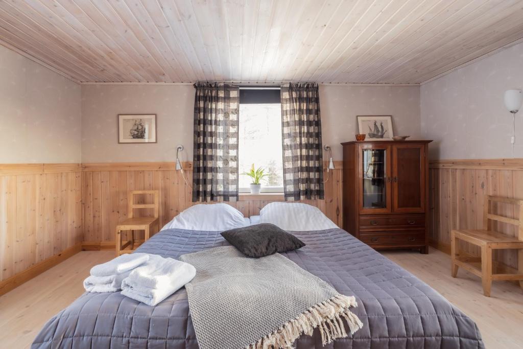 Postel nebo postele na pokoji v ubytování Kalix Riverside inn, Farm timbering