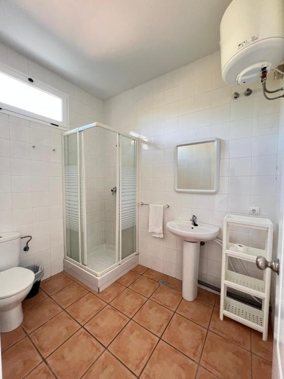 a bathroom with a shower and a sink and a toilet at #11 Mini ESTUDIO FAMILIAR AYAMONTE in Ayamonte