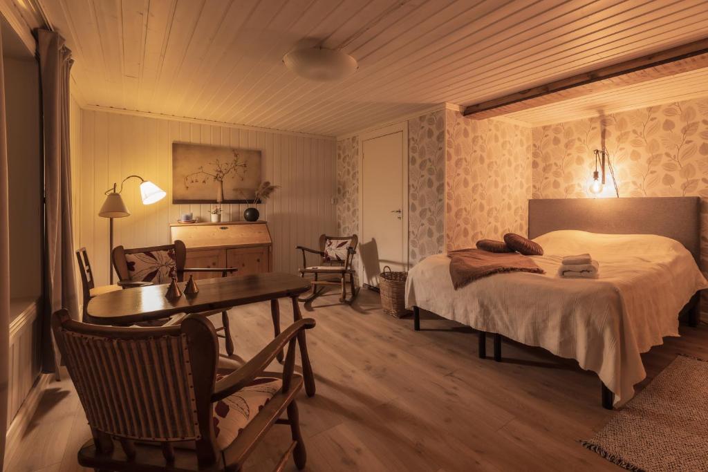 Postel nebo postele na pokoji v ubytování Kalix Riverside inn, Farm timbering