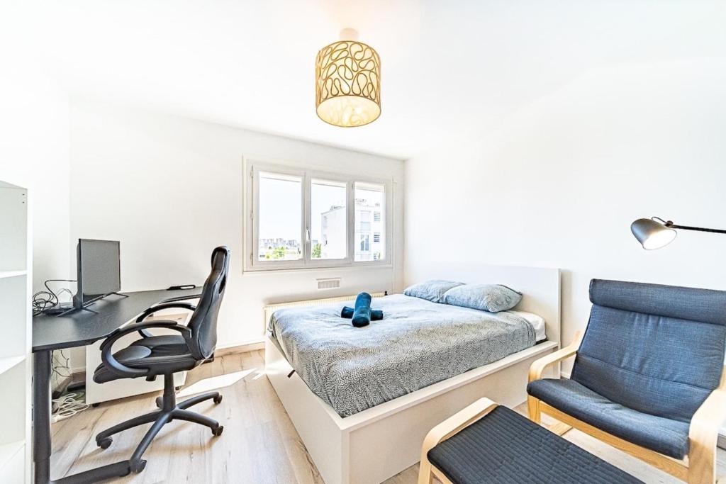 a bedroom with a bed and a desk and a chair at Studio cosy - Villeurbanne Vaulx en Velin in Villeurbanne