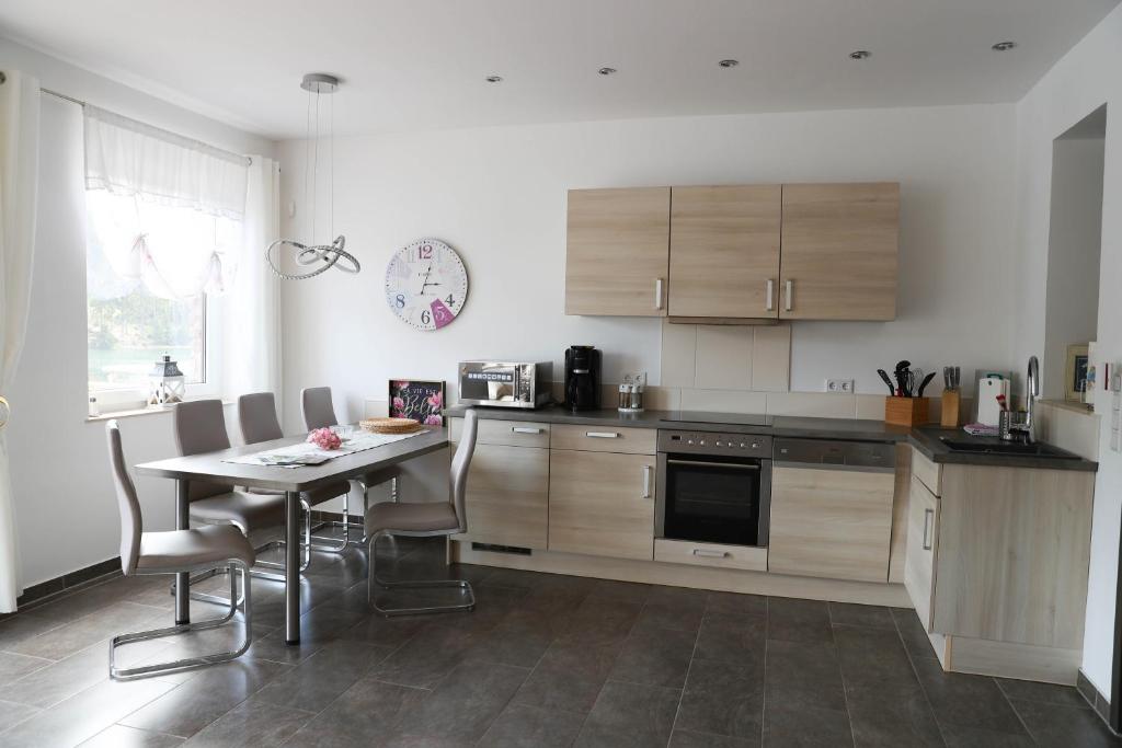 Kuchyň nebo kuchyňský kout v ubytování Holidayhaus-Lütsche / Wohnung Schmücke
