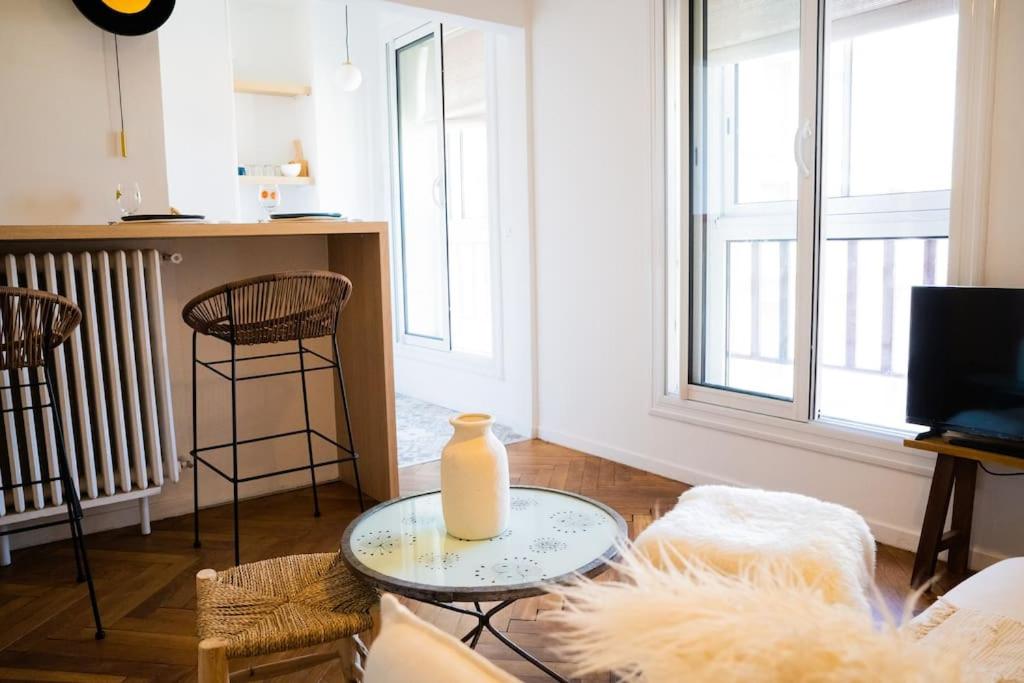 a living room with a vase on a glass table at Le Mucem du Vieux Port in Marseille