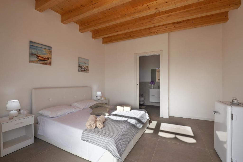 - une chambre avec un lit et des serviettes dans l'établissement Allu ruvezzu 2.0, à Torre Mozza