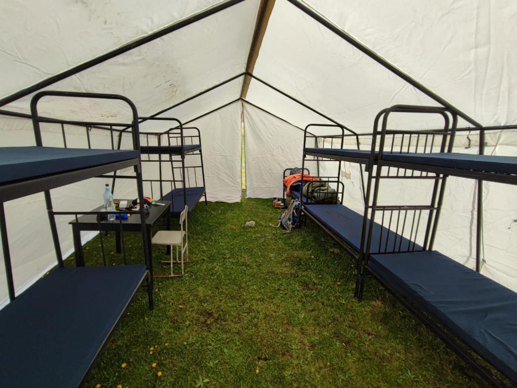 Palanda nebo palandy na pokoji v ubytování Highland Hostel