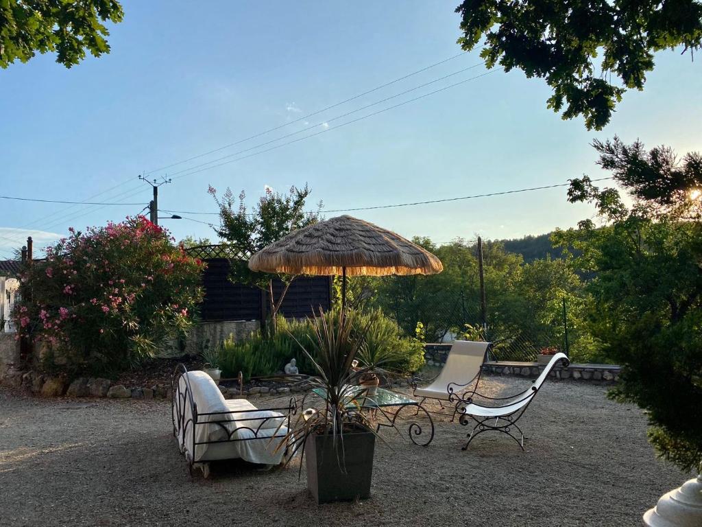 Zahrada ubytování Gîtes Le Mas du Vieux Chêne