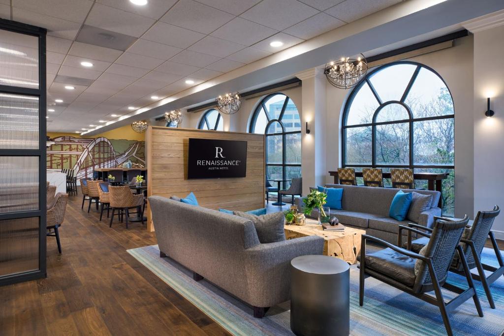een lobby met banken en stoelen in een salon bij Renaissance Austin Hotel in Austin