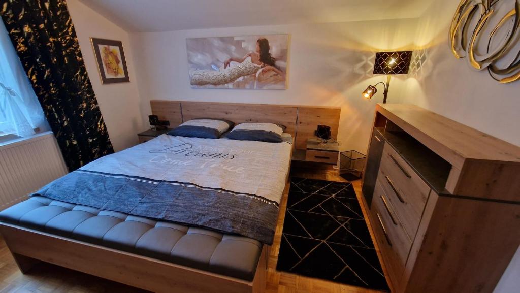 Postel nebo postele na pokoji v ubytování s'KLINGI-Haus
