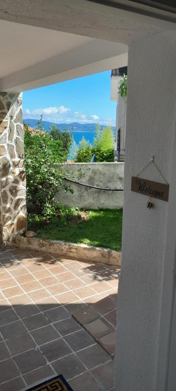 una puerta a un patio con vistas a una valla en La Cruz del Sur en Sanxenxo