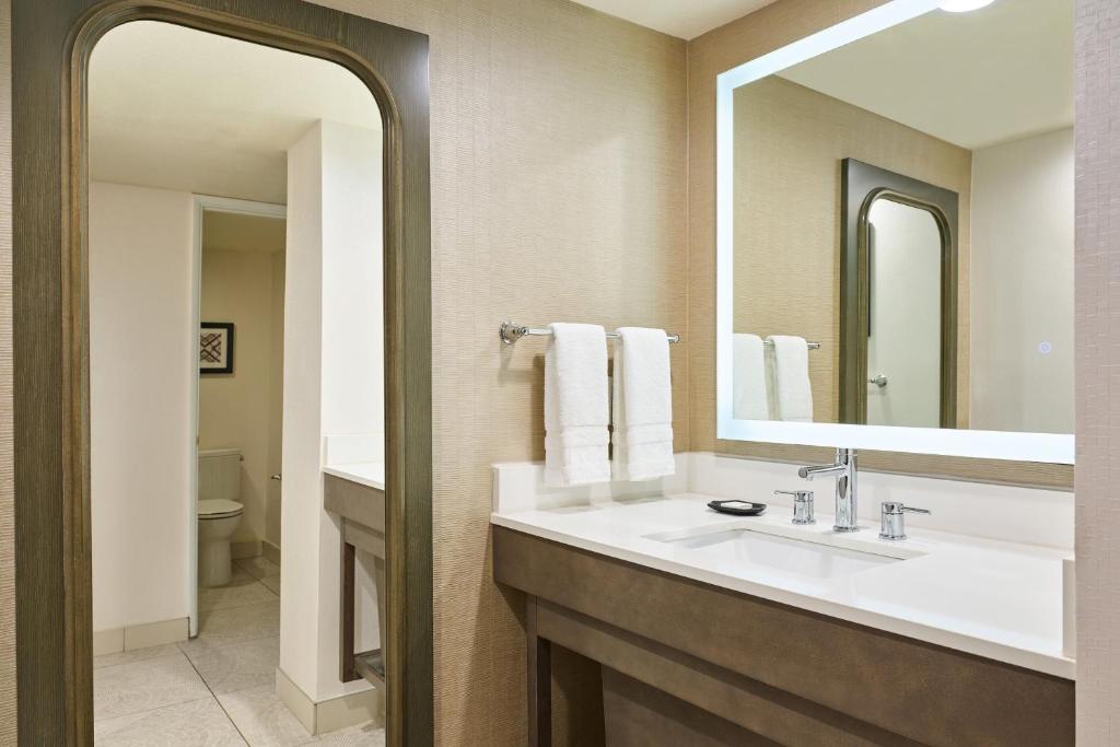 Koupelna v ubytování Sheraton Tucson Hotel & Suites