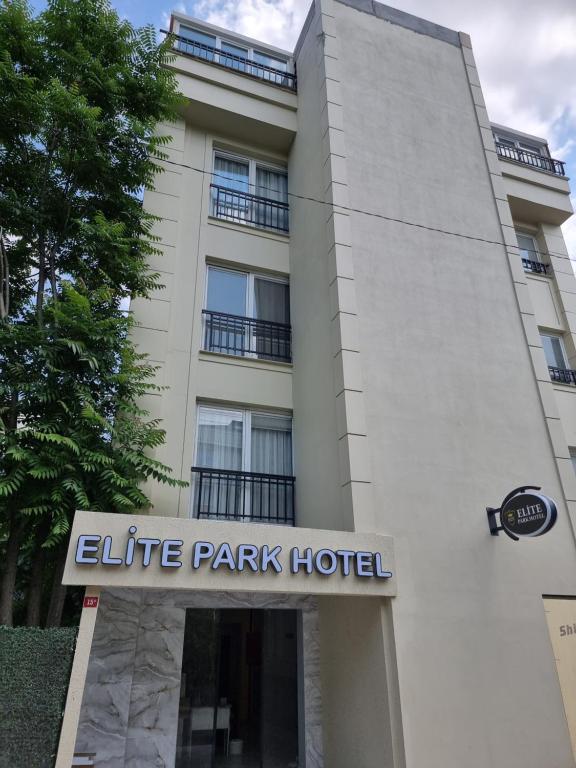 budynek z napisem "Elite Park Hotel" w obiekcie Elite Park Hotel & Suites w mieście Beylikdüzü