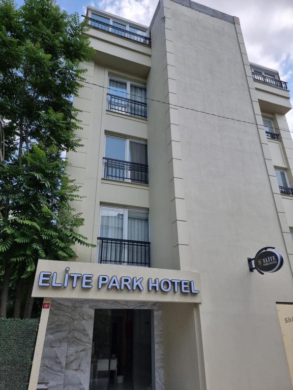 Un edificio con un cartel que dice Elite Park Hotel. en Elite Park Hotel &amp; Suites, en Beylikduzu