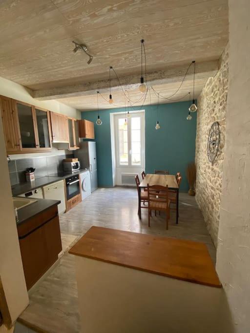 eine Küche und ein Esszimmer mit einem Tisch in der Unterkunft Maison de ville atypique in Orange