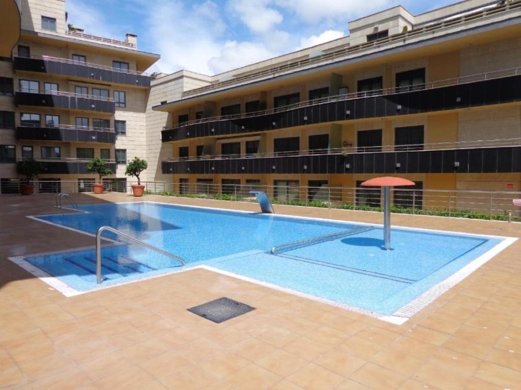 Bazén v ubytování Apartamento en urbanización con piscina en Playa de Silgar nebo v jeho okolí