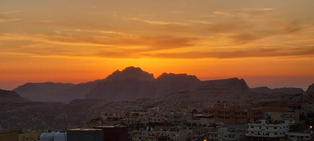 vista para a cidade de Cape Town ao pôr do sol em Petra Sunset Bed & Breakfast em Wadi Musa