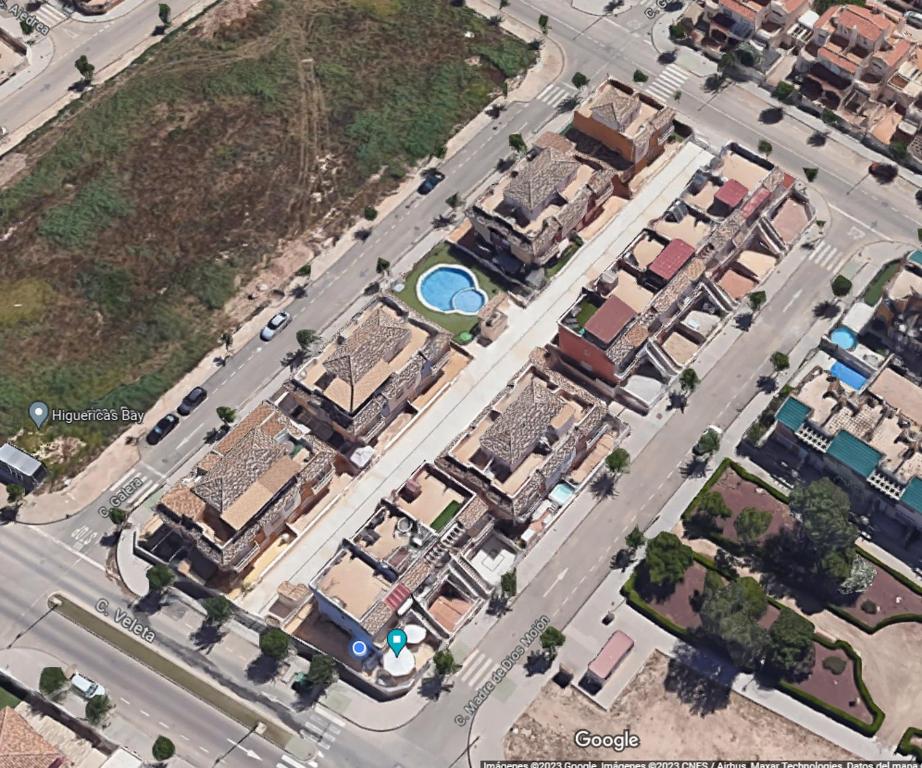 uma vista aérea de uma rua da cidade com casas em Bungalow planta baja con amplia terraza 120m2 residencial privado con piscina em Pilar de la Horadada