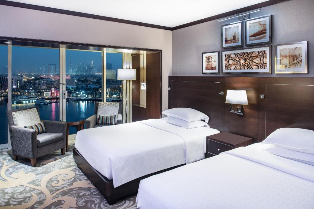 Postel nebo postele na pokoji v ubytování Sheraton Dubai Creek Hotel & Towers