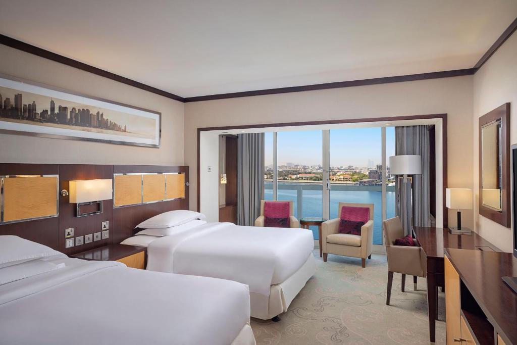 Postel nebo postele na pokoji v ubytování Sheraton Dubai Creek Hotel & Towers