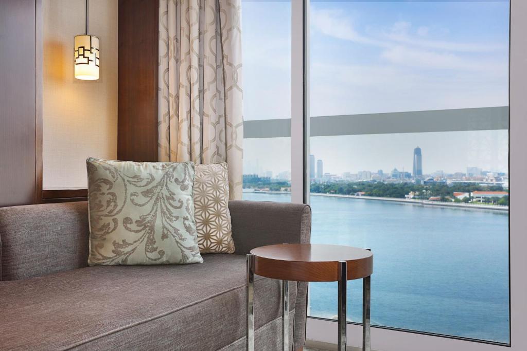 Bazén v ubytování Sheraton Dubai Creek Hotel & Towers nebo v jeho okolí
