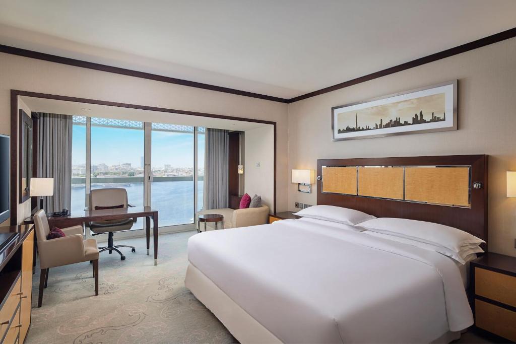 Postel nebo postele na pokoji v ubytování Sheraton Dubai Creek Hotel & Towers