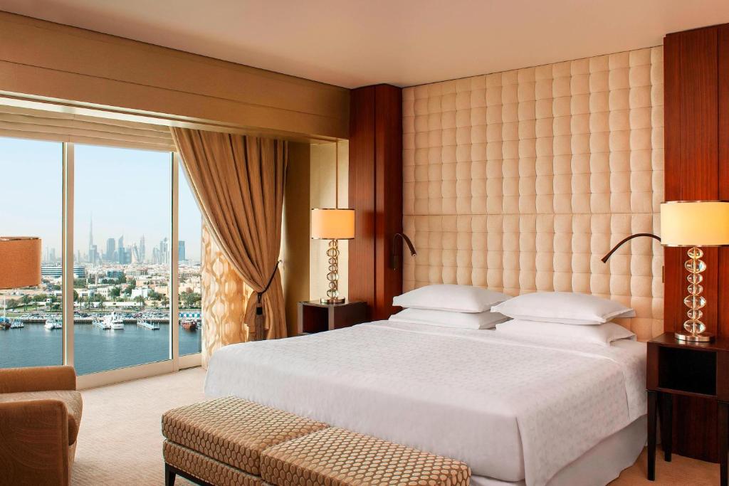 Postel nebo postele na pokoji v ubytování Sheraton Dubai Creek Hotel & Towers
